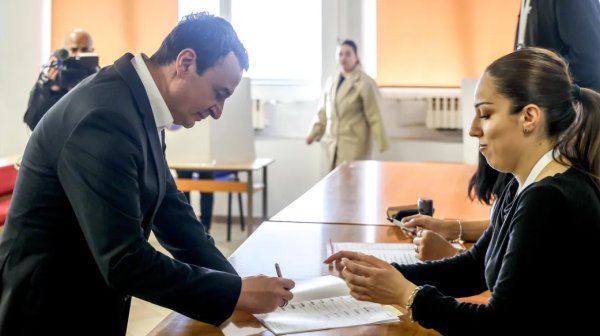 Екзитпол: Албин Курти води с около 45% на изборите в Косово