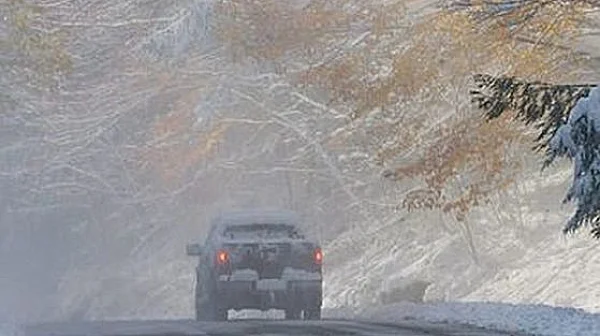 Държава на командно дишане: Бурен вятър и 20 см сняг блокираха градове, села и пътища