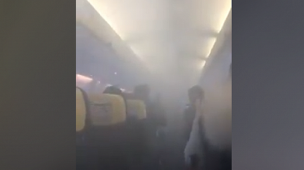 Паника в самолет. Кабина се изпълни с дим по време на полет (ВИДЕО)