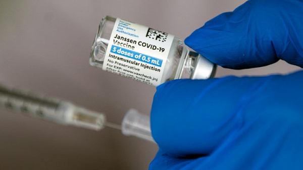 ”Джонсън и Джонсън” отлага доставката на ваксини за Европа