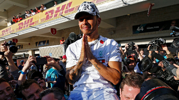 Хамилтън триумфира с шеста титла във Формула 1