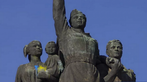 Дрон боядиса Паметника на съветската армия в цветовете на украинското знаме