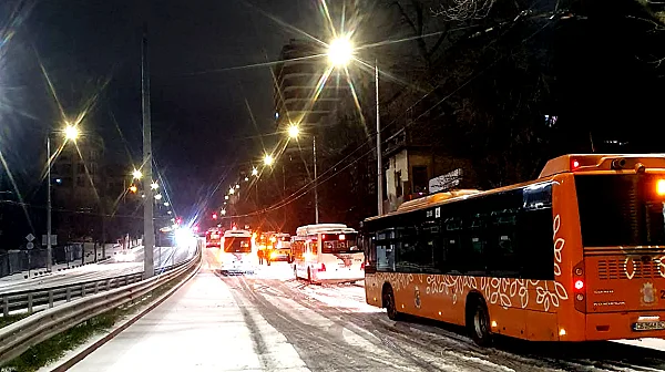 Зимната обстановка спря автобуси и тролеи в София
