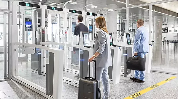 Дигитална завеса: Роботите на ЕС ловят по 100 опасни лица месечно