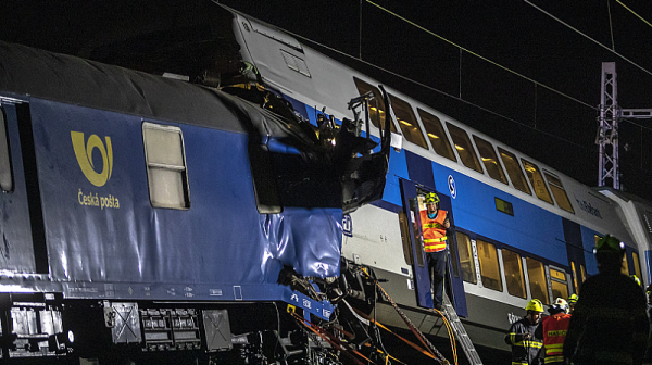 Един загинал и десетки ранени след сблъсък между два влака в Чехия