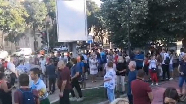 Хиляди протестират против властта във Варна и Пловдив