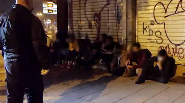 Спипаха 20 нелегални мигранти в микробус в София
