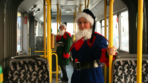 София се включва в празничното настроение с ретро коледен автобус