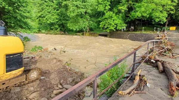 Водната стихия: Река в Монтанско излезе от коритото си и наводни дворове и мазета