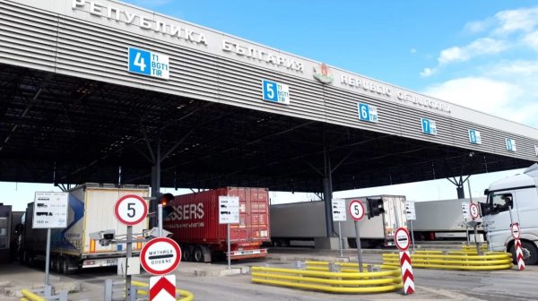 Интензивен трафик на граничните пунктове „Капитан Андреево“ и „Калотина“ тази вечер