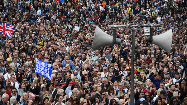 Хиляди протестират в Лондон срещу ограниченията за Covid-19