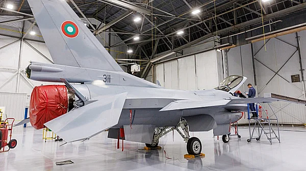 Военният министър: Плащаме половината за F-16, имаме забавяне на доставката