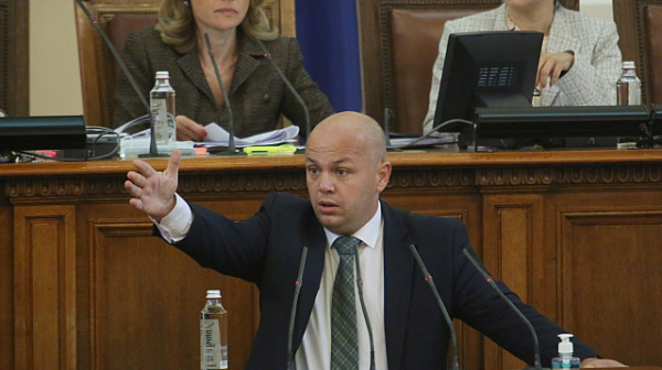 Александър Симов: Очаквах групата на ГЕРБ да закади тамян в парламента