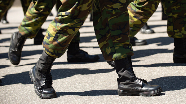 Дадоха право на военните да използват физическа сила