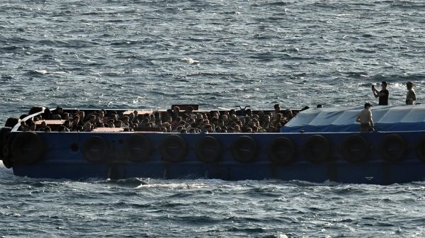 Близо 400 мигранти бяха спасени южно от остров Крит