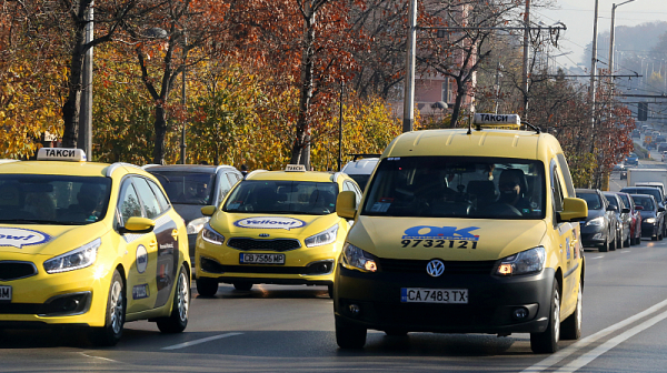 Такситата в София поскъпват с около 15%. Кой страда от по-високите цени на горивата и инфлацията?