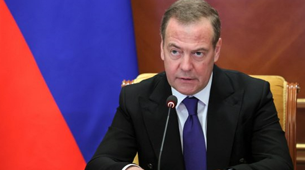 Русия може да удари превантивно Запада, бълнува Медведев