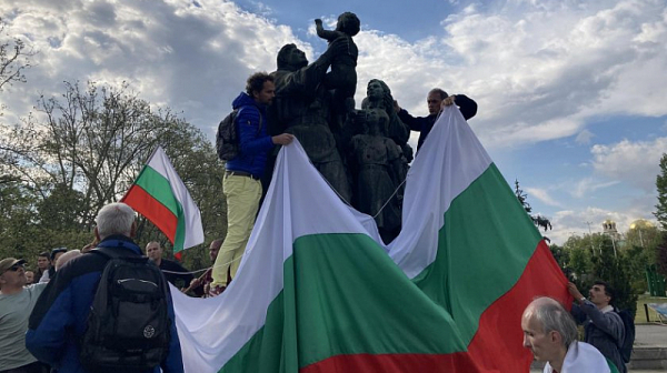 Опаковат паметника на Съветската армия с български и украински знамена