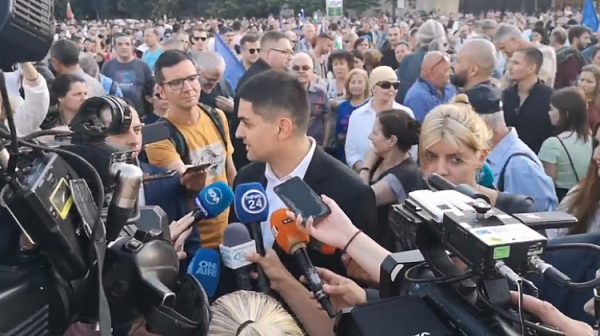 Радостин Василев от протеста пред НС: Не ме притеснява да съм сред хората