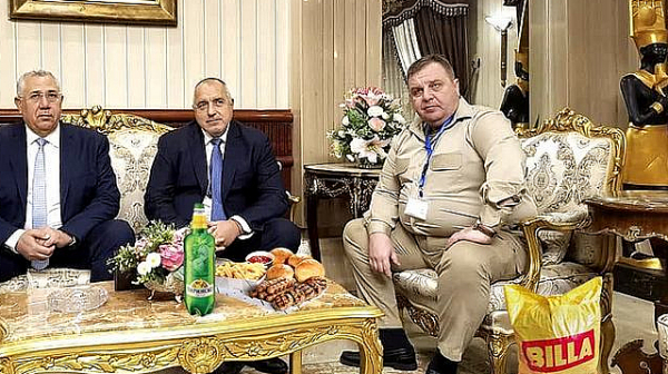 Каракачанов обиден за колажа с плика, бил с дрехи за учения в Египет