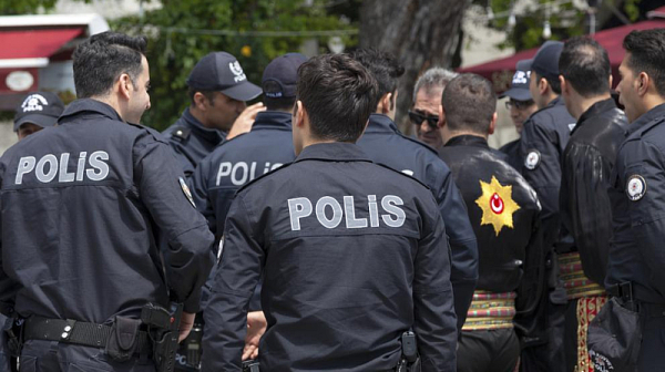 Над 400 души заловени при операция срещу киберпрестъпността в Турция