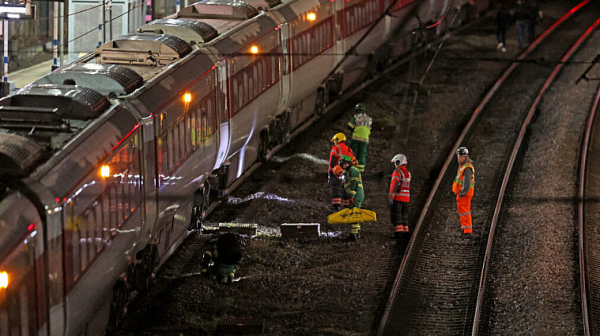 Британската полиция: Двама задържани за масовото нападение с нож във влак, не е терористичен акт