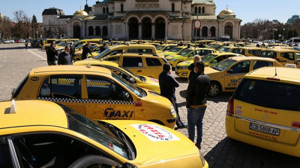 Таксиметрови шофьори с демонстрация в София заради прострелян техен колега