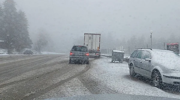 Сняг затрудни движението на прохода „Петрохан“