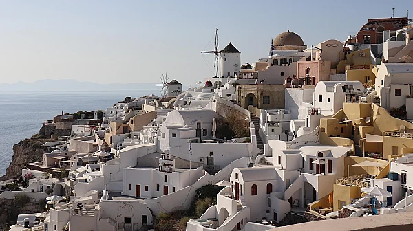 Туристически трус в Гърция: Масово анулират резервации заради войната в Иран