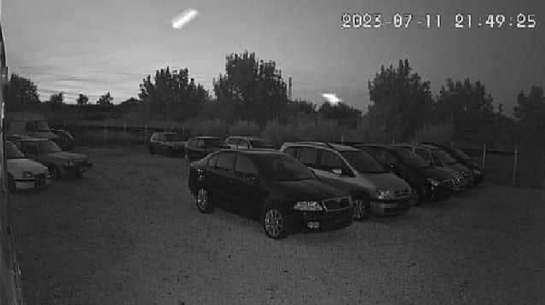 Метеорит освети и стресна половин България, падна в Румъния