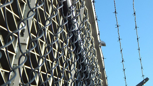 Един от надзирателите във варненския арест остава задържан за 72 часа