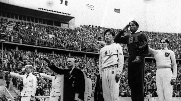 Златният медал на Джеси Оуенс от “нацистката” Олимпиада отива на търг