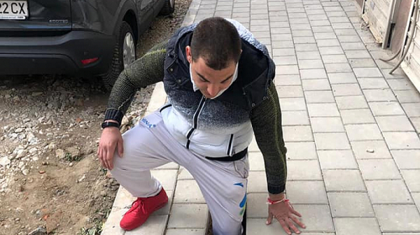 Добре дошли в България: Нов тротоар пропадна под краката на мъж в Пловдив