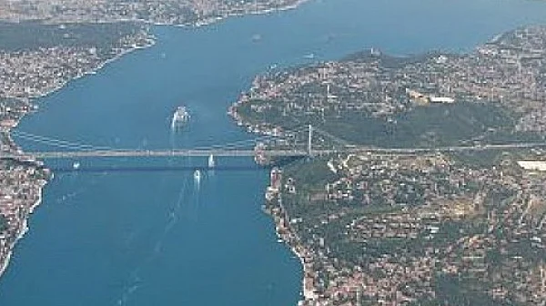 Затвориха Дарданелите заради проблем с танкер