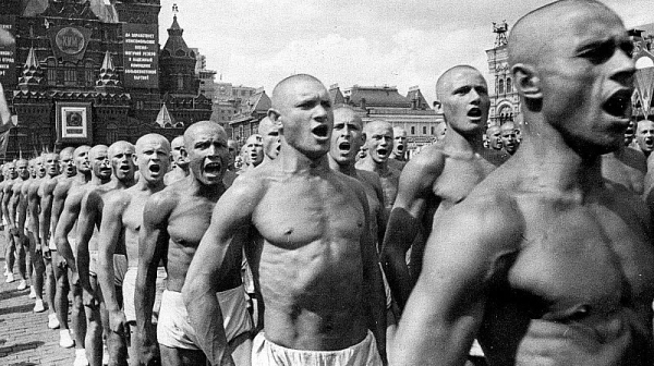 Нямат понятие каква да е армията ни, но халюцинират путинов физкултурен парад