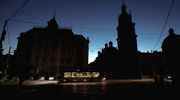 Масови прекъсвания на тока: Руски атаки свалиха електропроизводството на Украйна „до нула“