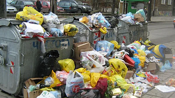 Натрупан боклук в „Люлин“, „Подуяне“ и „Слатина“. Столична община обещава наваксване