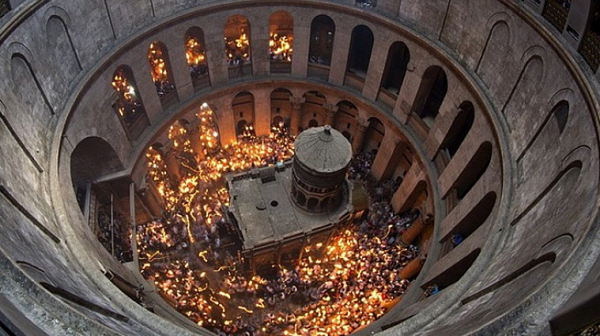 Благодатният огън слезе в храма на Гроба Господен в Йерусалим