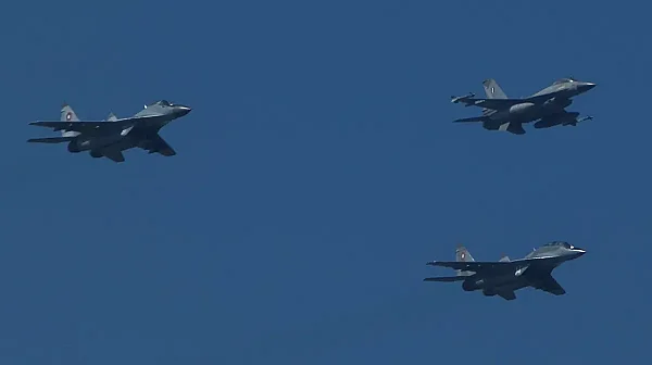 Съвместен щит над Балканите: Български МиГ-29 и гръцки F-16 полетяха в общ строй
