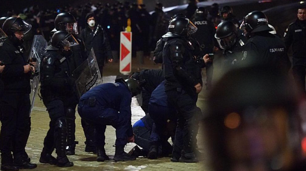 Над 70 задържани след безредиците в София, разследват опит за подпалване на подстанция