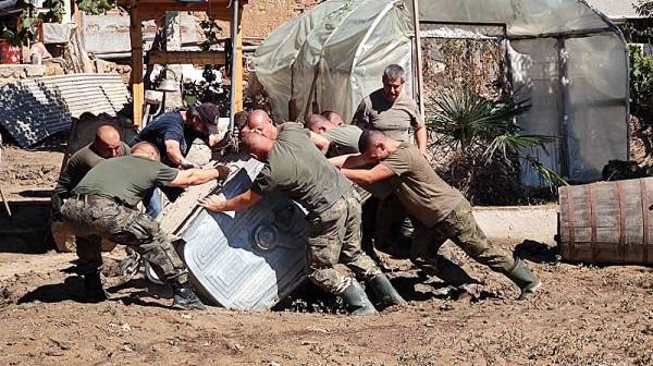 Армията ще помага поне още месец в наводнените карловски села