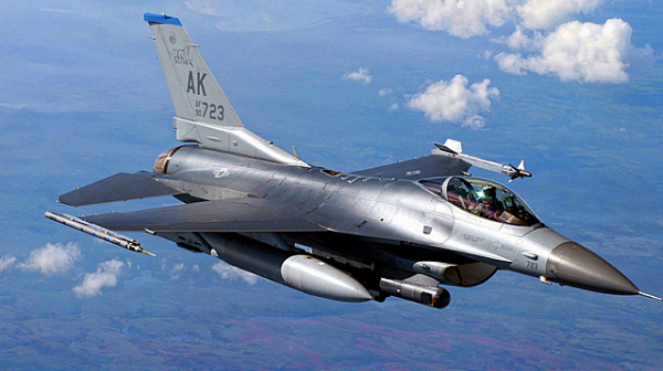 САЩ обясниха защо не дават на Украйна изтребители F-15 и F-16