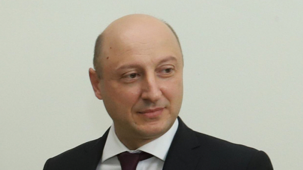 Новият финансов министър ще продължи да работи с шефа на НАП Румен Спецов