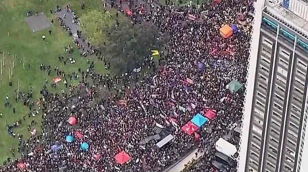 Десетки хиляди на протест в Лондон срещу крайната десница и партията на Фараж