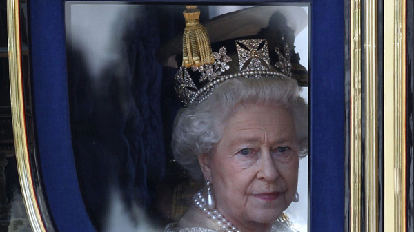 Десетки хиляди се поклониха пред тленните останки на Елизабет II в Единбург