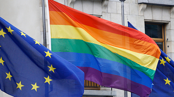 ЕС прие нова стратегия за равенство на LGBTIQ+ хората: Повече защита и права, но без задължителни мерки