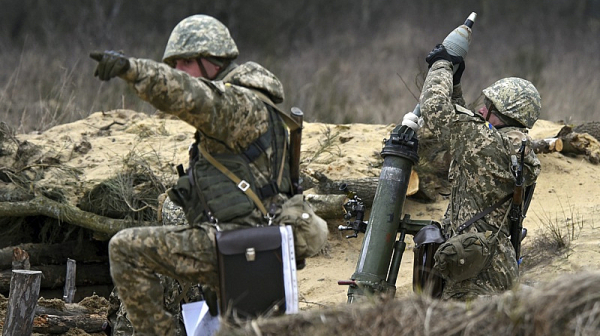 Великобритания активизира 1000 войници заради напрежението около Украйна