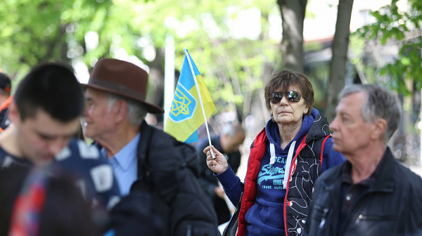 Протестиращи ”за” и ”против” военна помощ за Украйна се събраха пред НС