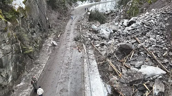 Опасно срутище затвори пътя Велинград–Сърница, рискът остава