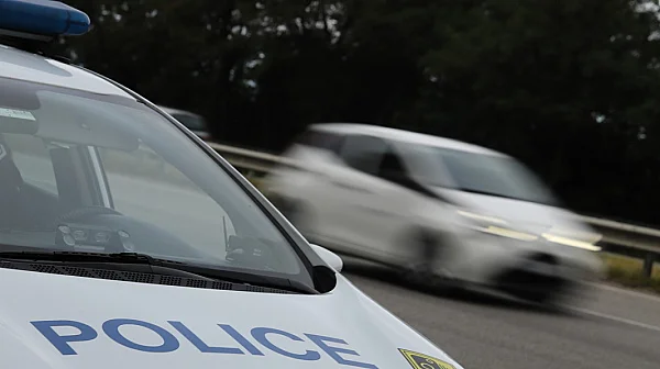 Екшън в Ботевград: Пътна проверка прерасна в гонка с полицията и сблъсък с униформени